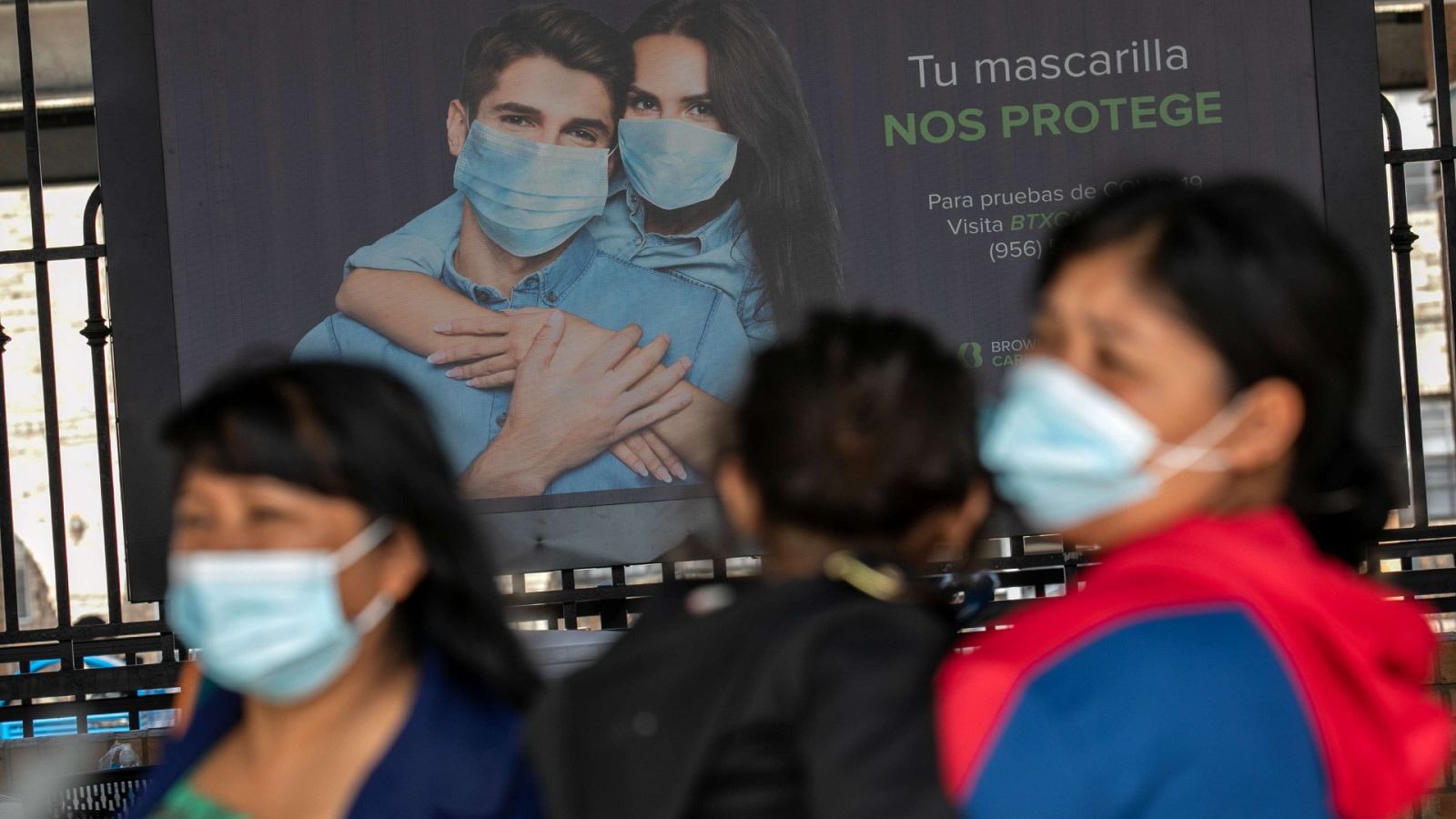 Los solicitantes de asilo centroamericanos llegan a una estación de autobuses después de ser liberados por agentes de la Patrulla Fronteriza de los Estados Unidos el 26 de febrero de 2021 en Brownsville, Texas.