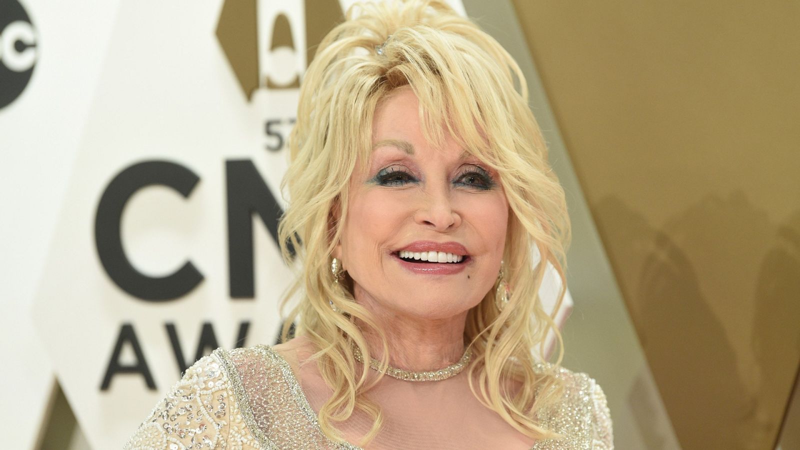Dolly Parton ya se ha puesto la vacuna contra el coronavirus, y quiere que tú hagas lo mismo