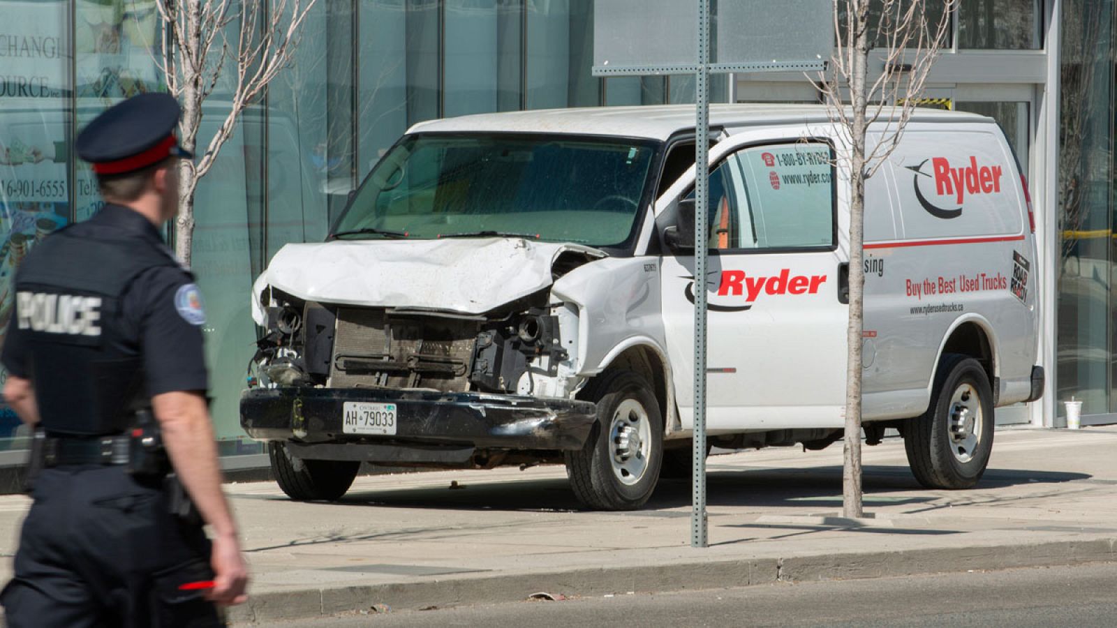 Vista de la camioneta alquilada que ha recorrido la acera golpeando a varios peatones