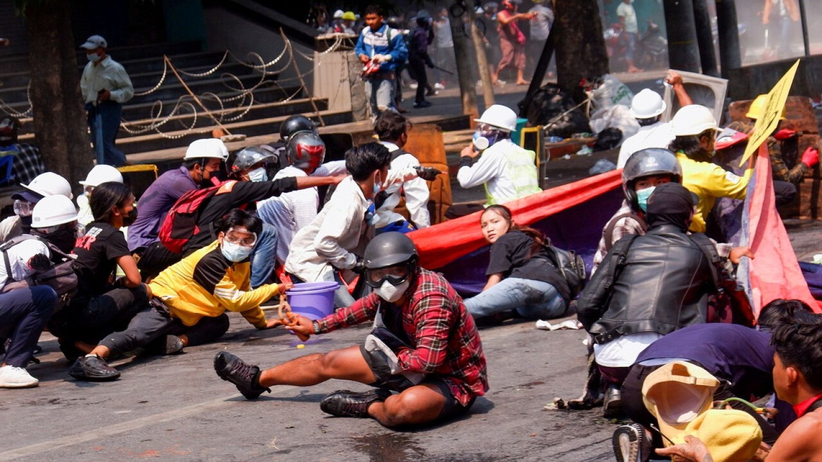 Manifestantes contra el golpe de Estado en Mandalay, una de las principales ciudades de Birmania
