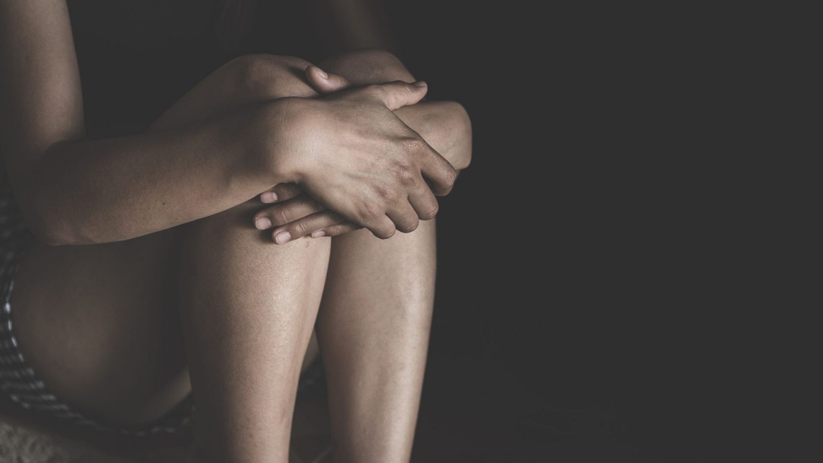 La víctima paseaba por un parque cuando fue atacada por los cuatro varones