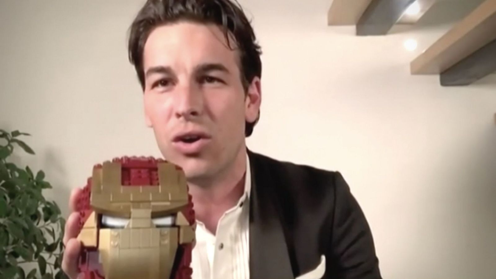 Mario Casas recogiendo el Goya (de Lego) a Mejor Actor