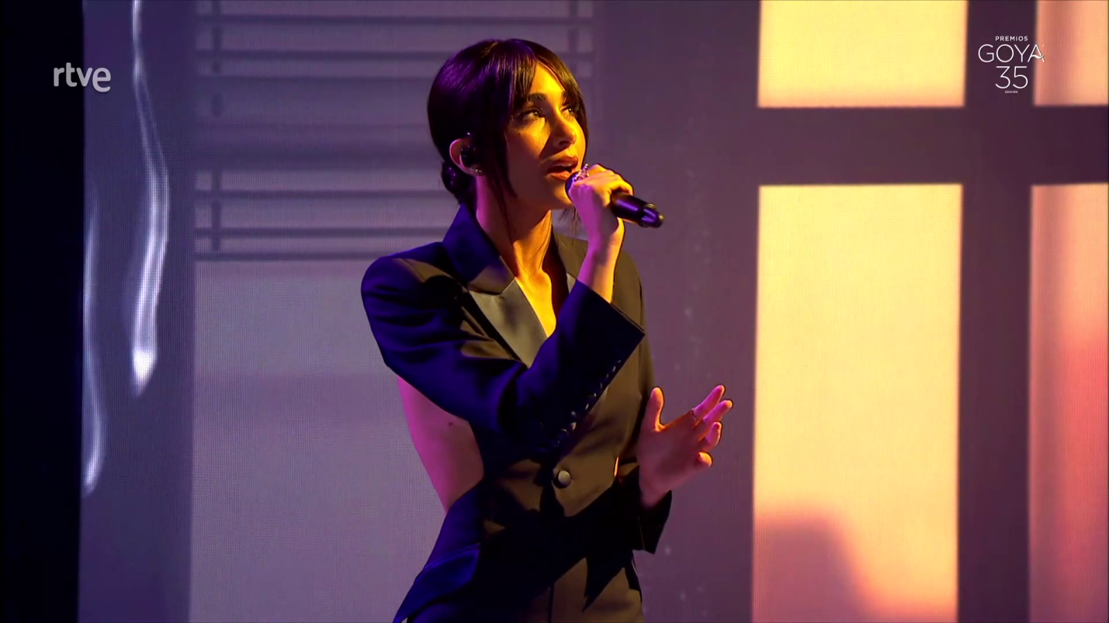 Aitana, sublime en los Premios Goya con una versión de "Happy days are here again", de Barbra Streisand