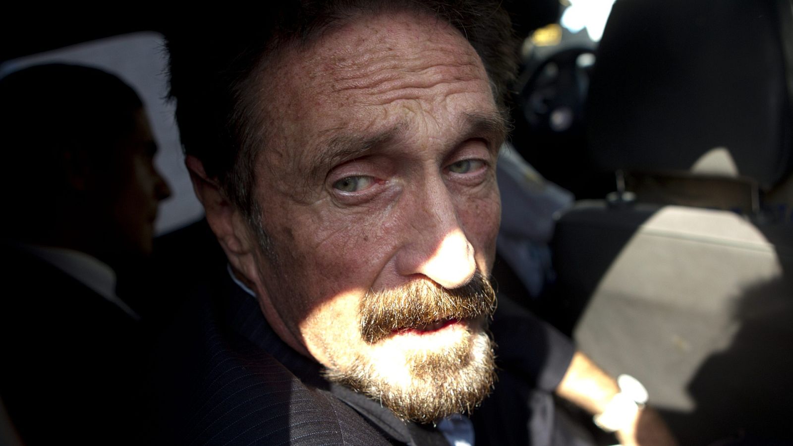 John McAfee durante su expulsión de Guatemala en 2012