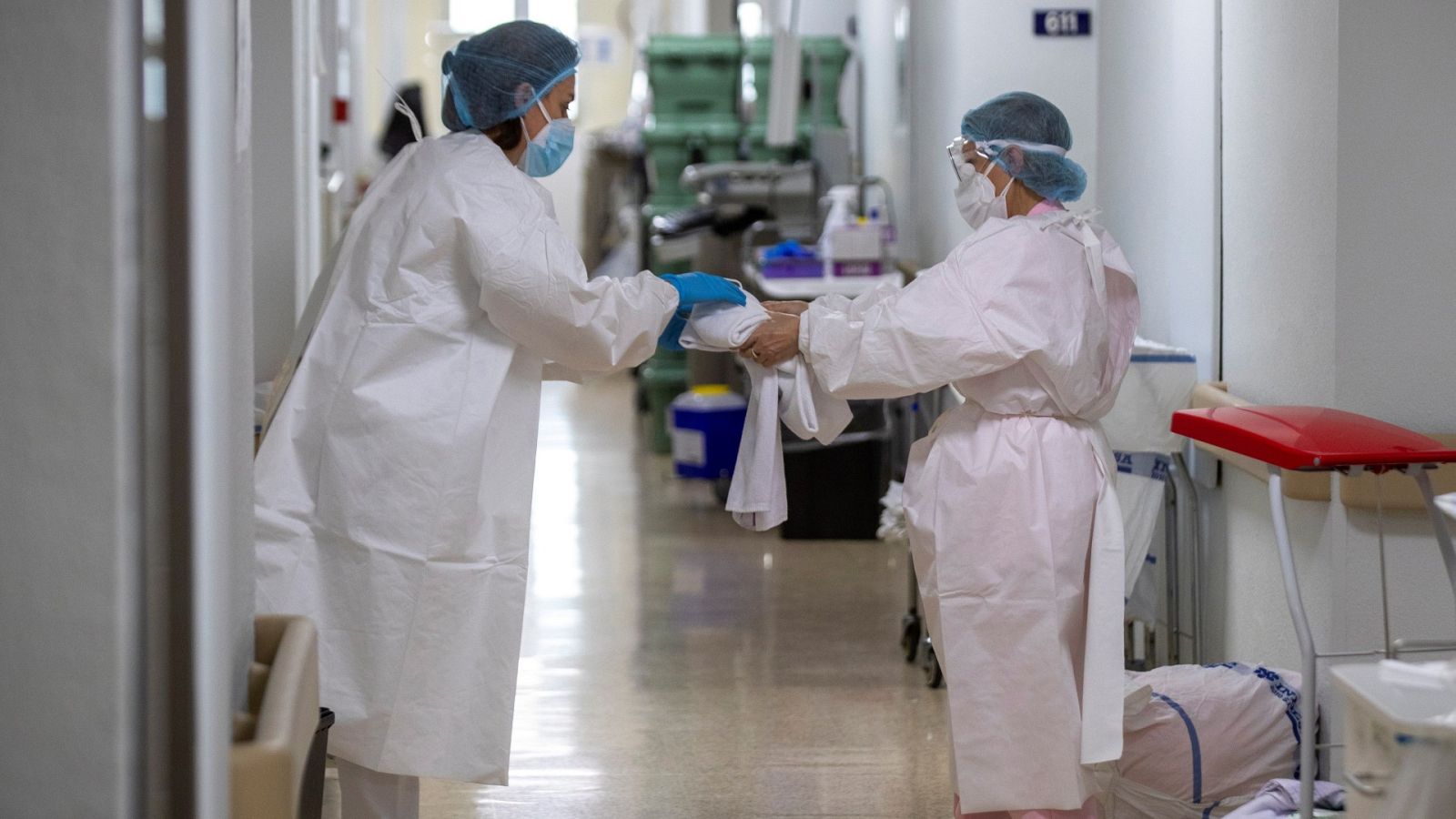 Personal sanitario en la planta COVID del Hospital Universitario de Álava -Txagorritxu
