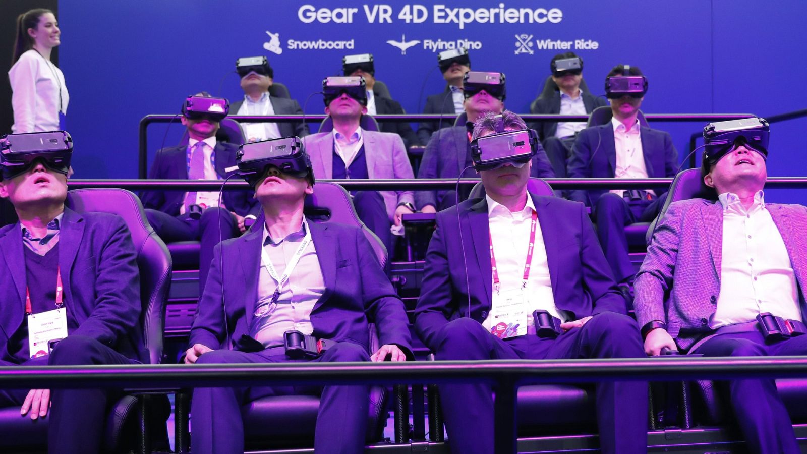 Varios visitantes experimentan las novedades del sector en el MWC de 2018