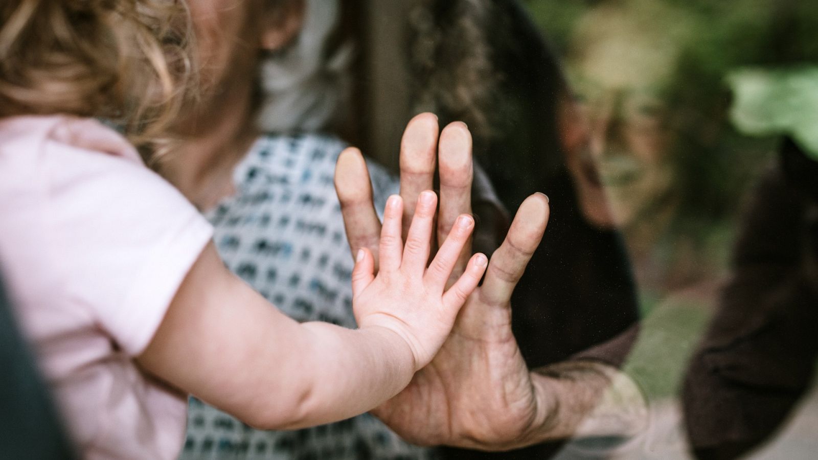 Nietos y abuelos separados por la COVID