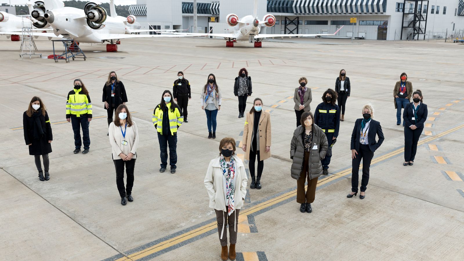 Mujeres en el aeropuerto de Castellón