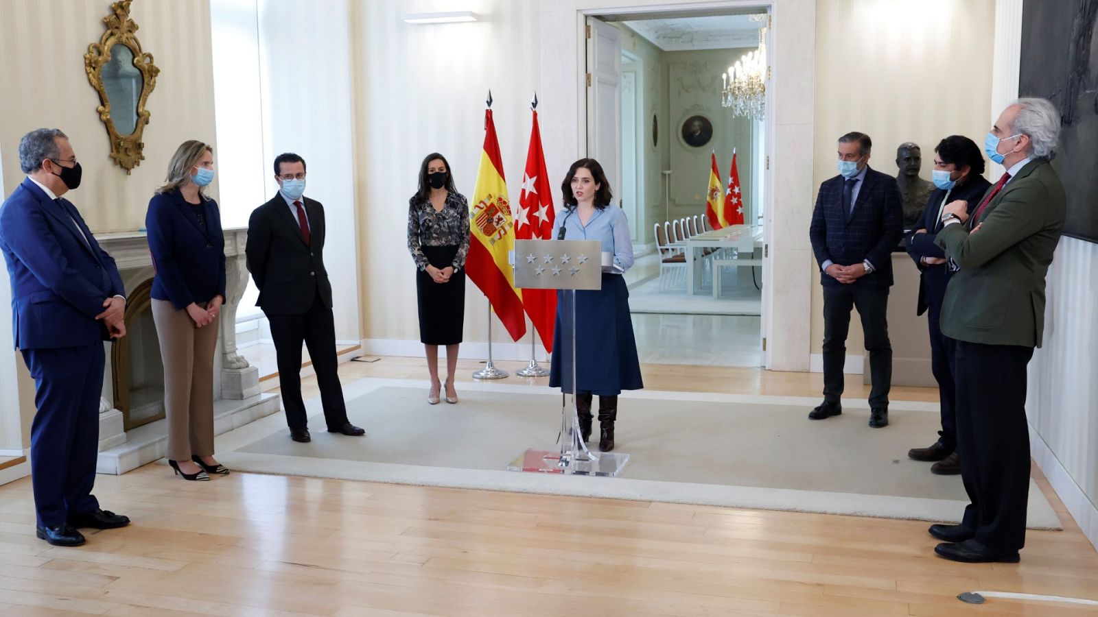 La presidenta madrileña, Isabel Díaz Ayuso (PP), rodeada por sus consejeros, en la sede de la Comunidad