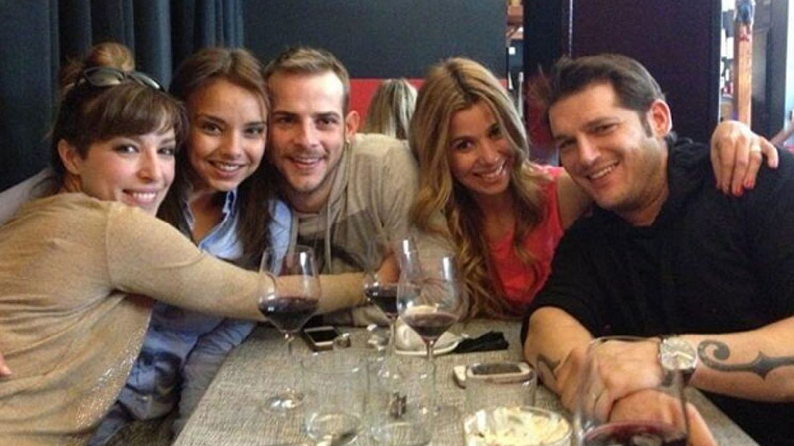 Gisela, Chenoa, Natalia y Manu Tenorio con su amigo y compañero, Álex Casademunt