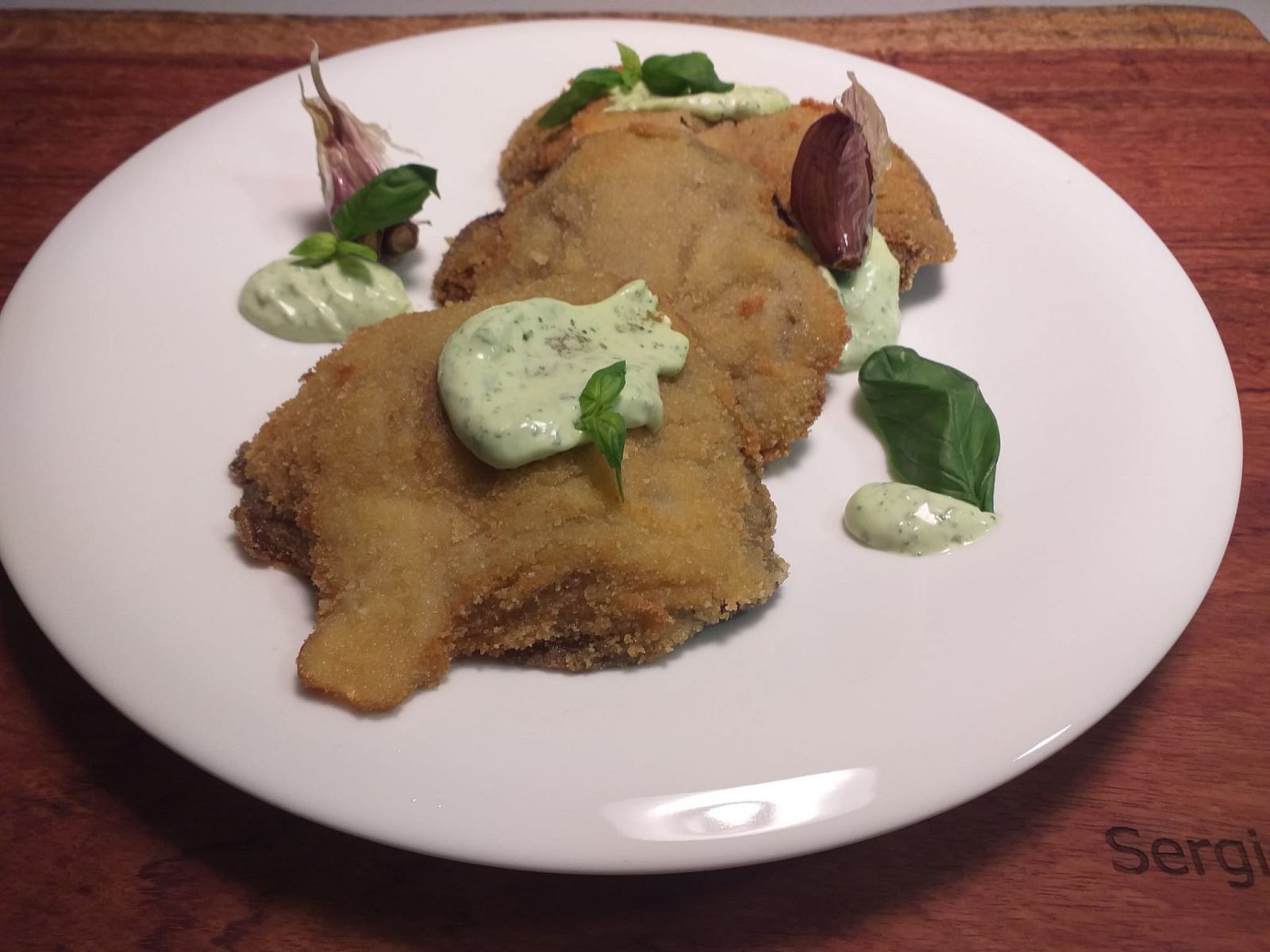 Setas empanadas con alioli de albahaca