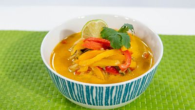 Sopa thai con coco, verduras y garbanzos 