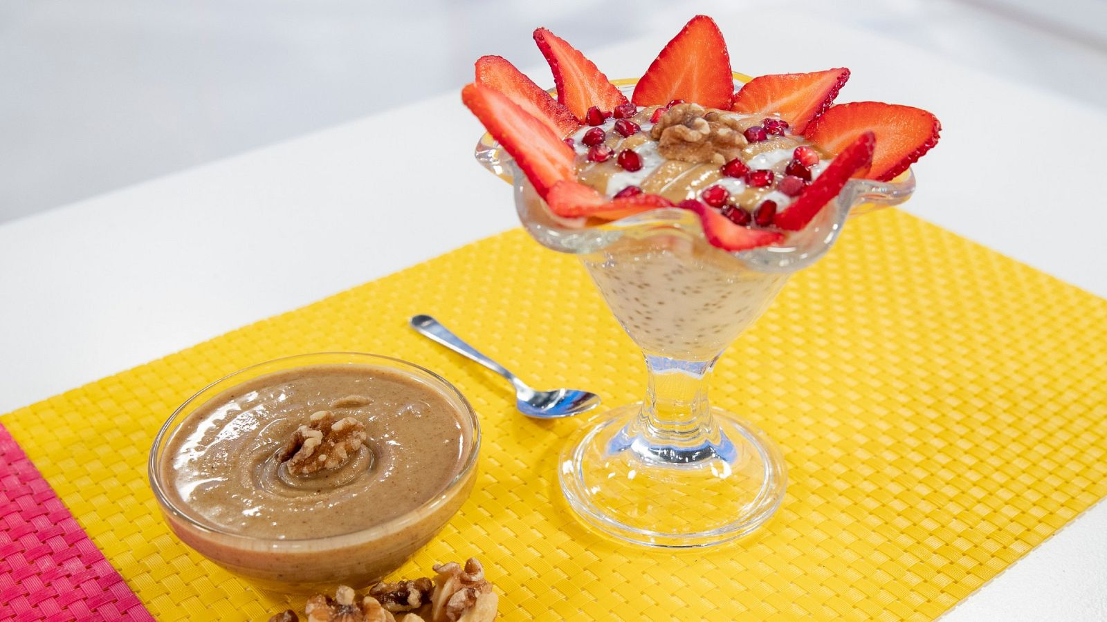 Copa de yogur con chía, frutos rojos y mantequilla de nueces