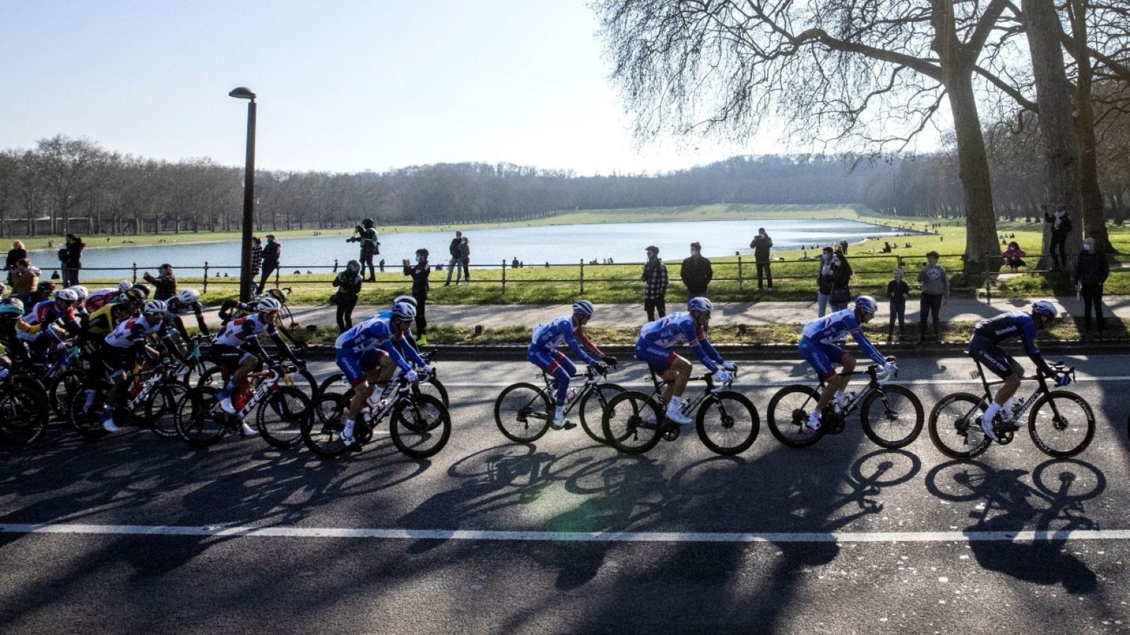 Imagen del pelotón durante una etapa de la París-Niza