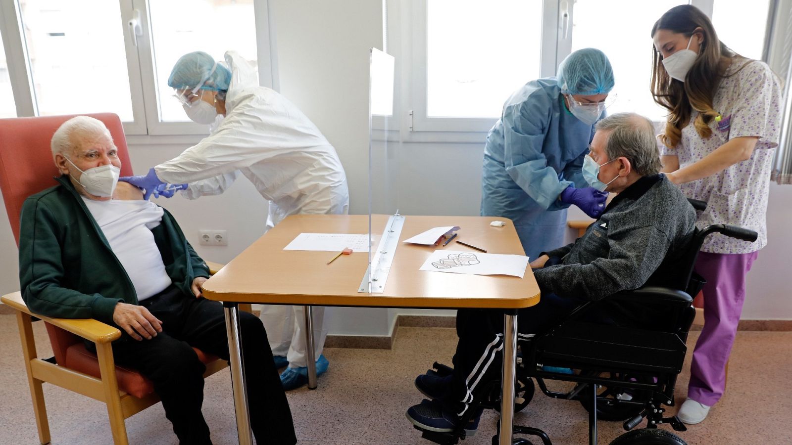 Vacunación contra la COVID-19 en un centro de día de Valencia