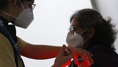 Varias comunidades autónomas suspenden la vacunación con los lotes investigados de AstraZeneca