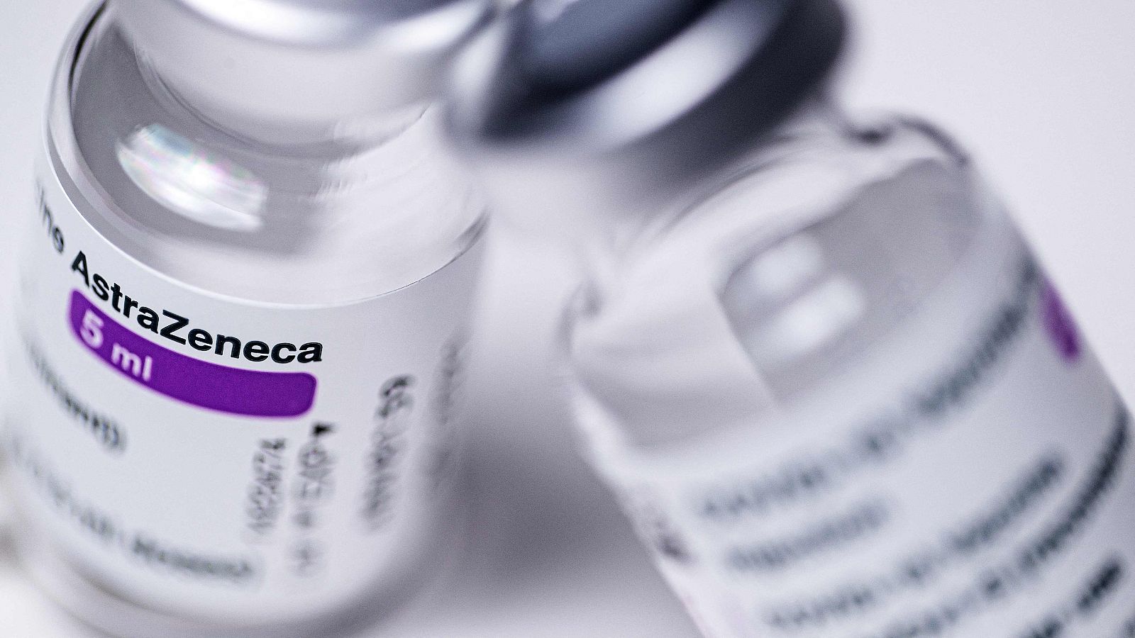Viales de la vacuna contra la COVID-19 desarrollada por la farmacéutica AstraZeneca.