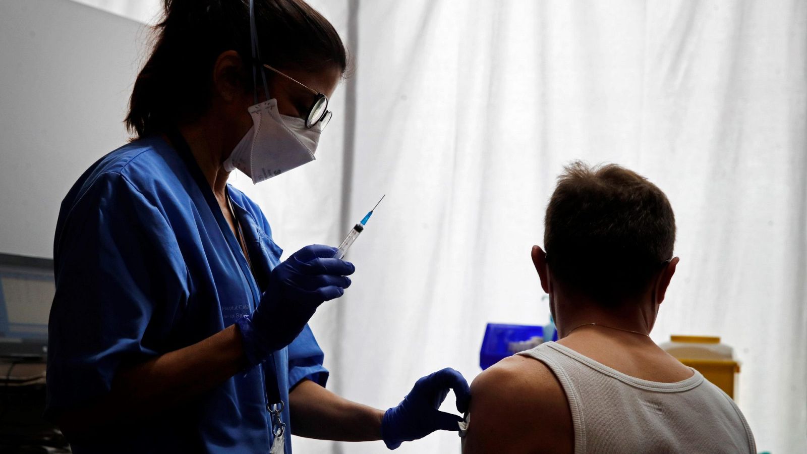 Una profesional sanitaria administra la vacuna contra la COVID-19 en el Hotel SB Plaza Europa de Barcelona