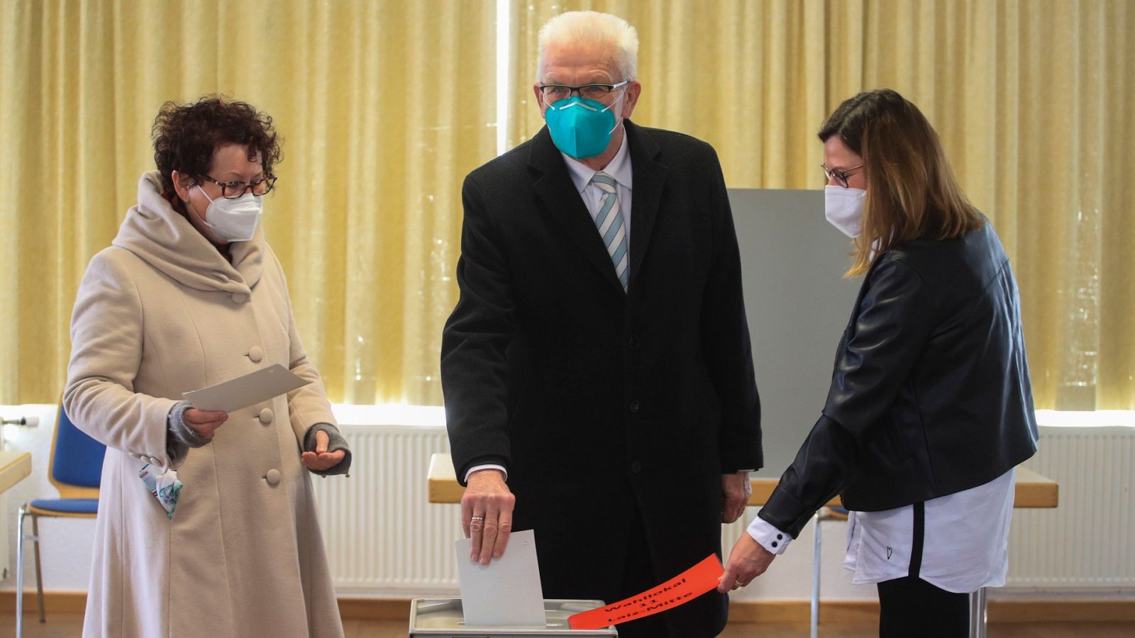 Winfried Kretschmann, primer ministro de Baden Württemberg, deposita su voto en un colegio electoral en Sigmaringen