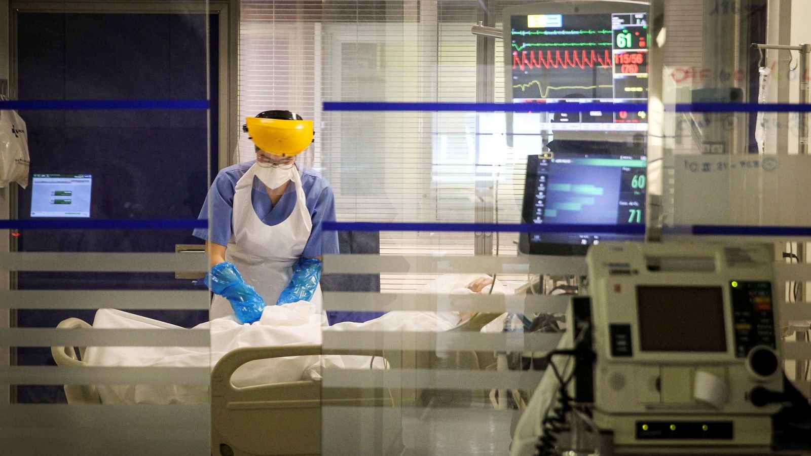 Una sanitaria atiende a un paciente en la Unidad de Cuidados Intensivos de Coronavirus