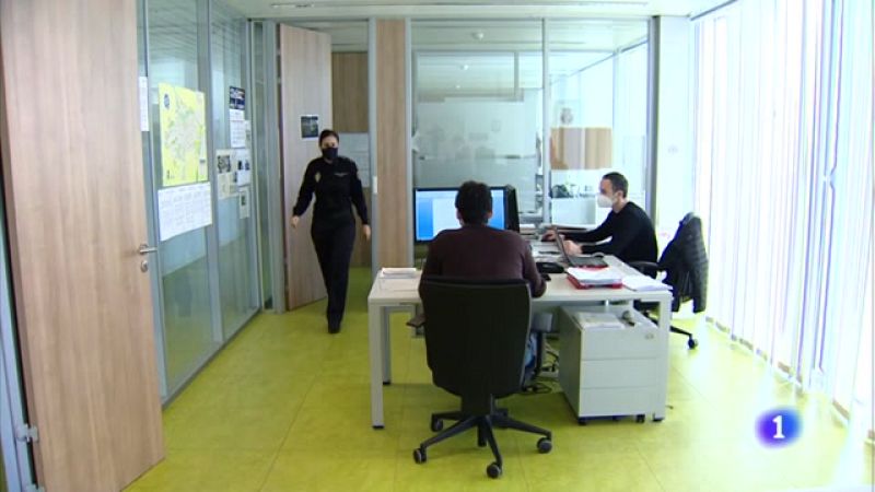 La policía nacional alerta del aumento de estafas a través de SMS móvil 