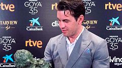 Mario Casas recoge su Goya y se lleva otro de regalo