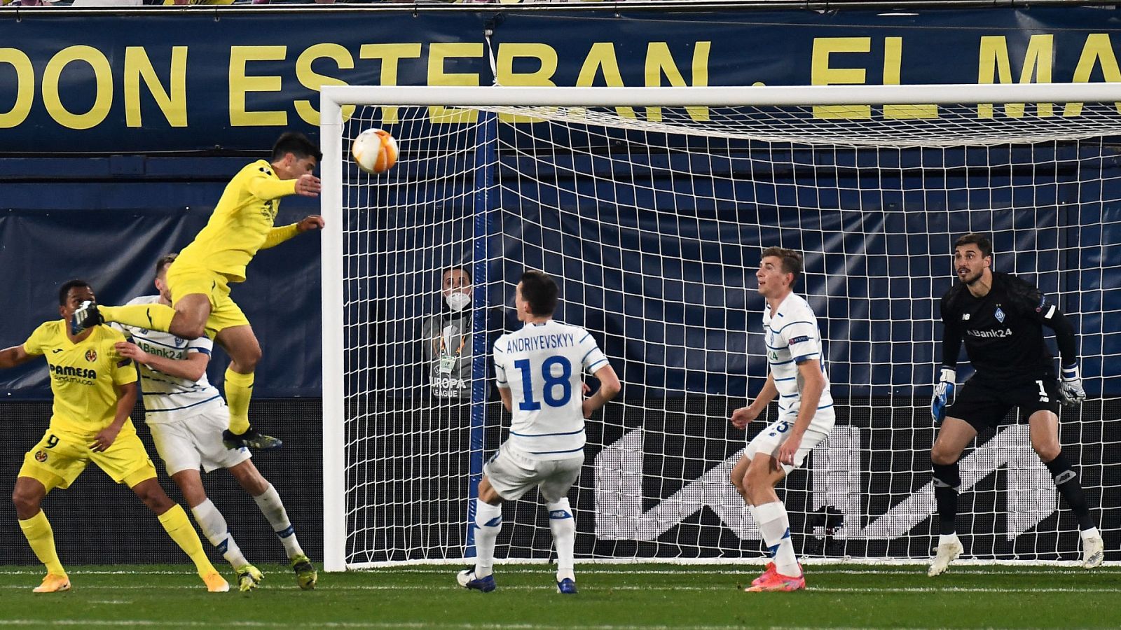 Gerard Moreno marca de cabeza al Dínamo de Kiev