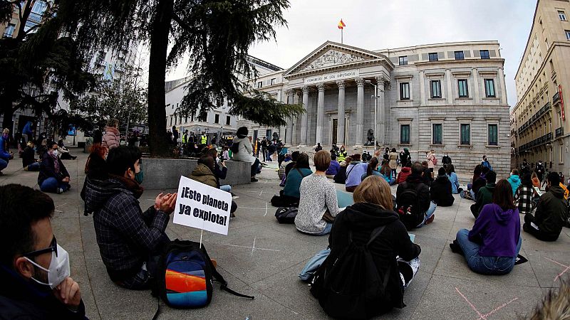 Jóvenes ecologistas se concentran frente al Congreso de los Diputados pidiendo "medidas reales y ambiciosas"