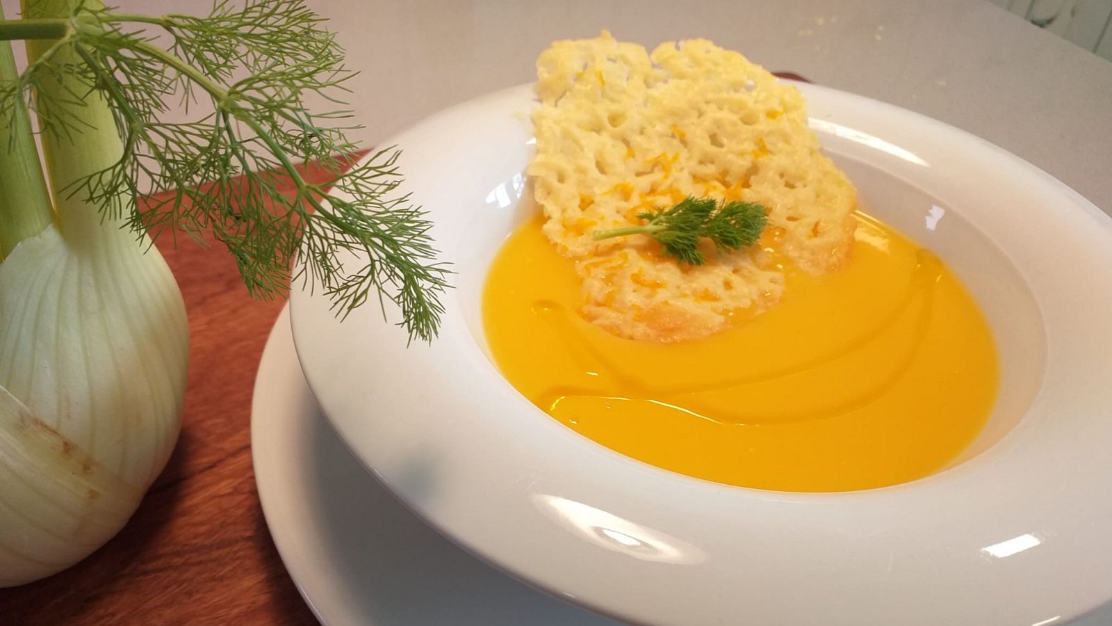 Crema de calabaza e hinojo con crujiente de queso