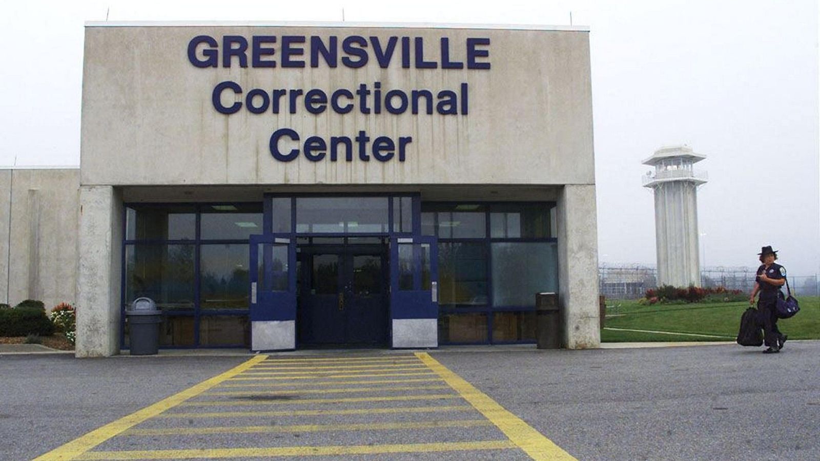 En esta foto de archivo, un guardia se acerca a la entrada del Centro Correccional de Greensville en Jarratt, Virginia, el 14 de septiembre de 2000.