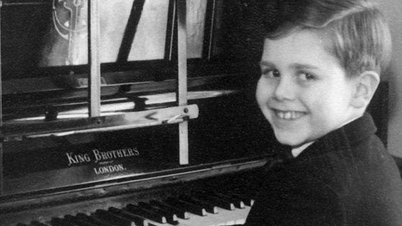 ¡Pero si Elton John no ha cambiado nada! Así era de pequeño el favorito de Lady Di