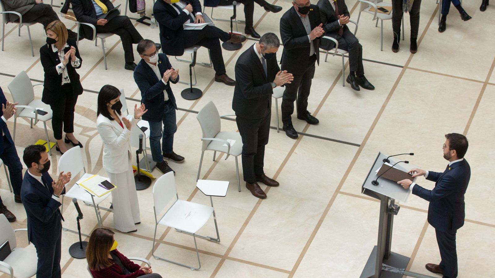 El candidato de ERC a la presidencia de la Generalitat, Pere Aragonès (d), recibe el aplauso de sus compañeros de partido en el Auditori del Parlament