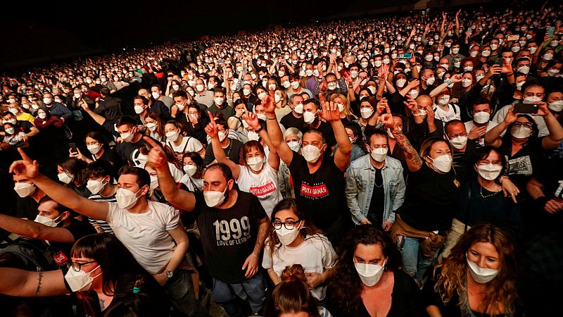 5.000 personas vibran con Love of Lesbian en un concierto piloto sin distancias en Barcelona