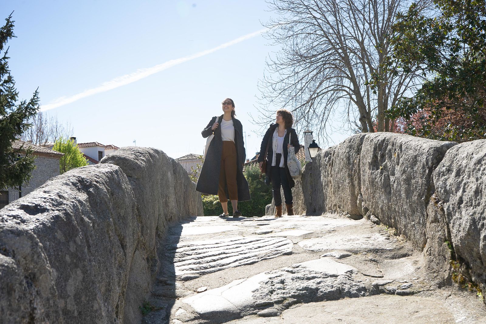 Julia y Elena cruzando el puente de Robledillo