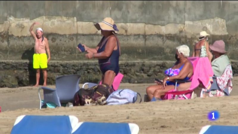Bañador, toalla y ahora también mascarilla, la nueva normativa revoluciona las playas canarias