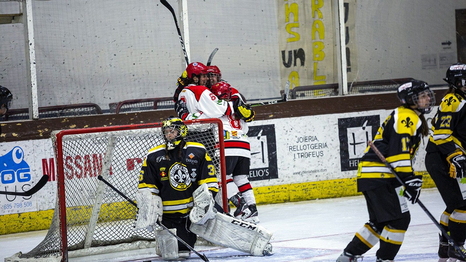 Las jugadoras del CH Jaca celebran un gol