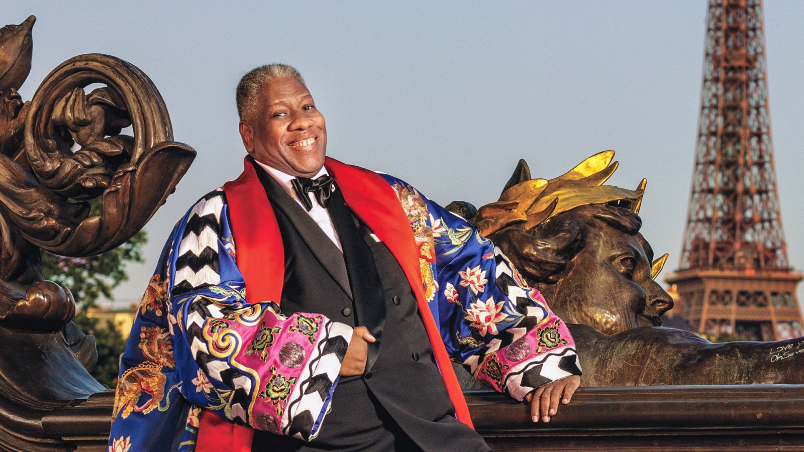 André Leon Talley en París con abrigo de Tom Ford fotografiado por Jonathan Becker.