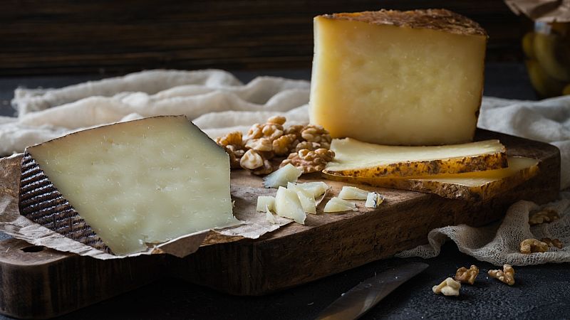 Estos quesos españoles son la versión ibérica del parmesano, el camembert y el roquefort