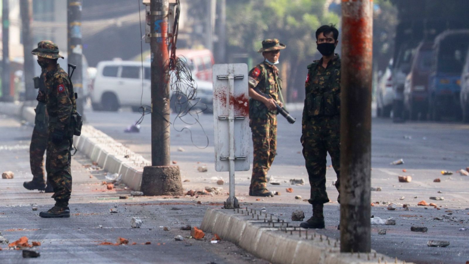 Militares sujetando armas en Birmania