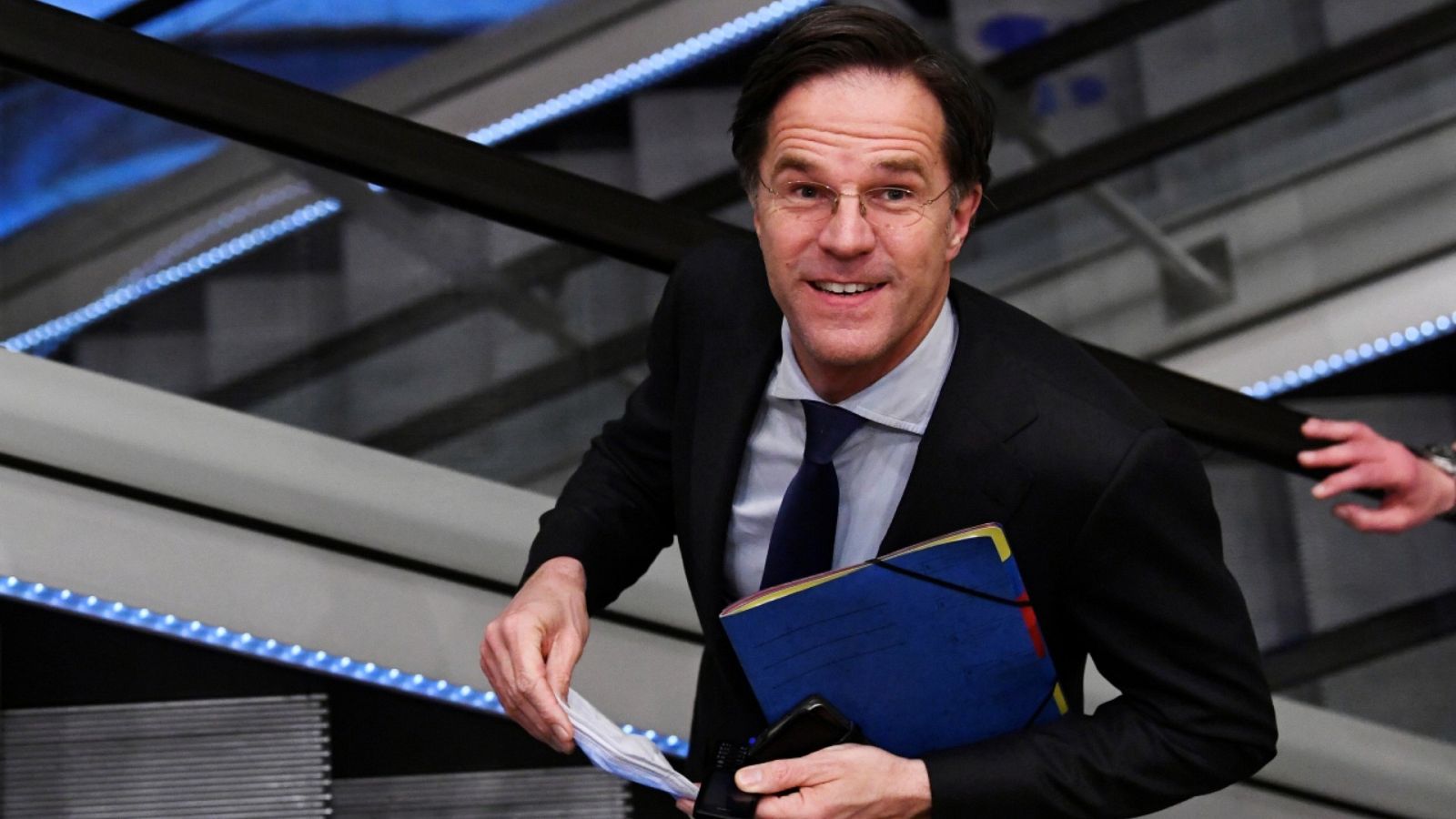 Rutte supera una moción de censura, pero recibe una moción de desaprobación del Parlamento