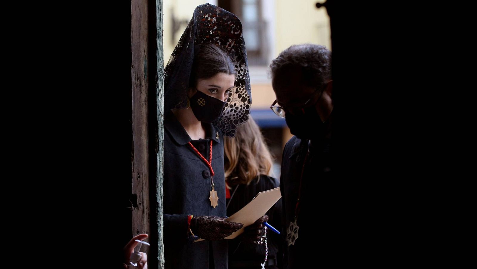 Una manola controla los accesos a la catedral de Valladolid cubierta con una mascarilla