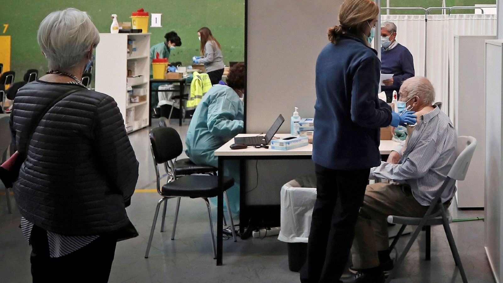 Una persona se vacuna contra la Covid-19 en el frontón de la Universidad Pública de Navarra