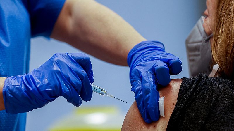 España acelera la vacunación con una presión hospitalaria al alza tras la Semana Santa