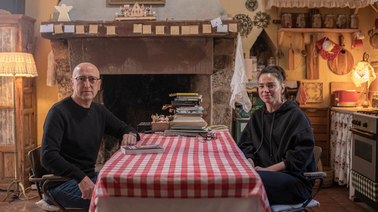 Óscar López con Beatriz Montañez en su cabaña