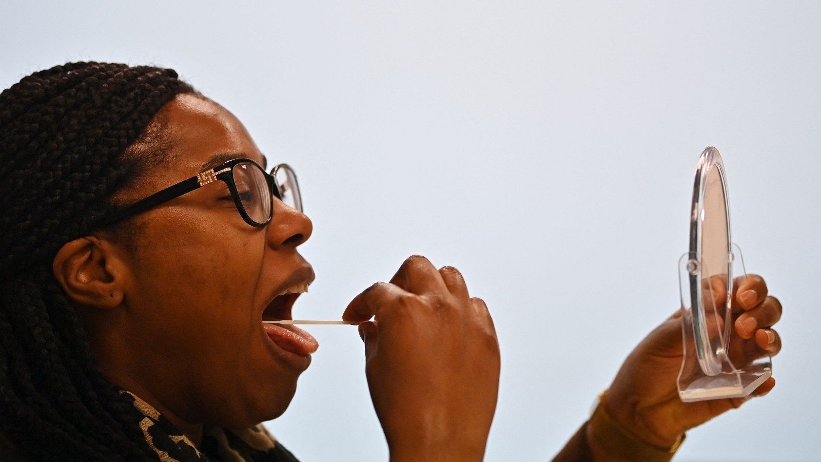 Una mujer se toma una muestra para un test de coronavirus en Londres