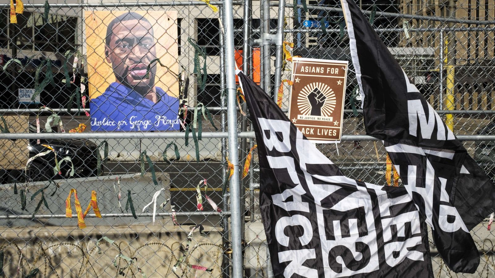Un retrato de George Floyd cuelga de la cerca fuera del Centro de Gobierno del Condado de Hennepin el 1 de abril de 2021 en Minneapolis