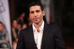 Miguel Ángel Silvestre se queda con esta cara tras leer las felicitaciones por su 39 cumpleaños