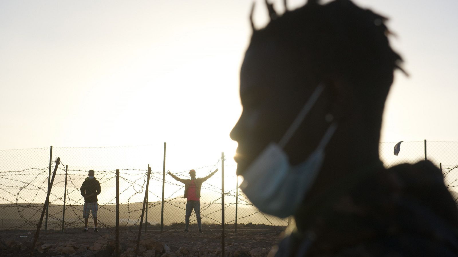 Varios inmigrantes en el campamento de atención a inmigrantes de El Matorral, en Fuerteventura.