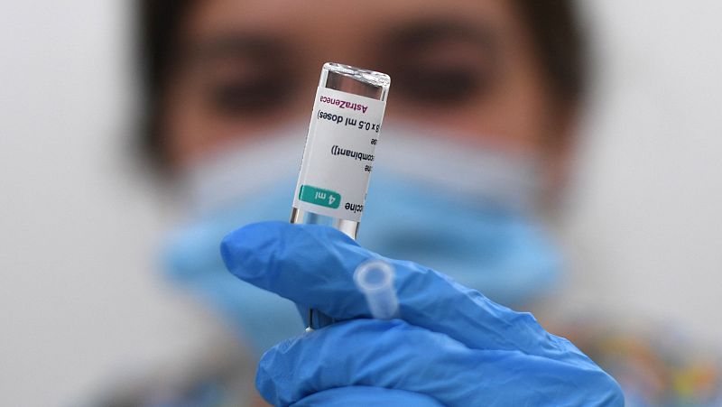 La EMA confirma el "posible vínculo" de la vacuna de AstraZeneca con casos raros de trombos