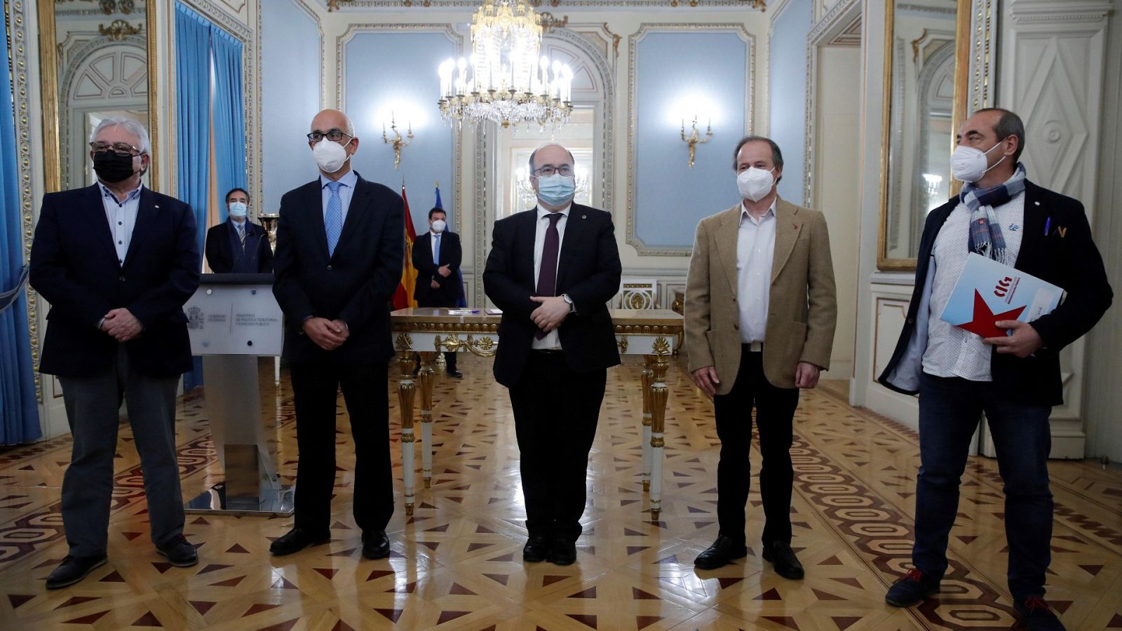 El ministro de Función Pública, Miquel Iceta (en el centro), tras firmar el acuerdo de teletrabajo